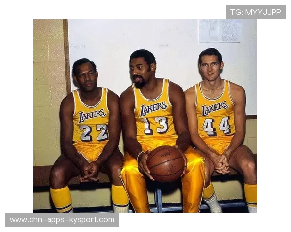 湖人队精诚合作，争夺季后赛资格，湖人队进季后赛